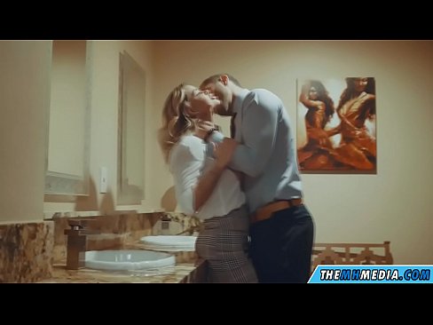 ❤️ Ko vas prsata blondinka zapelje na javnem stranišču ❤️❌ Porno pri nas ☑